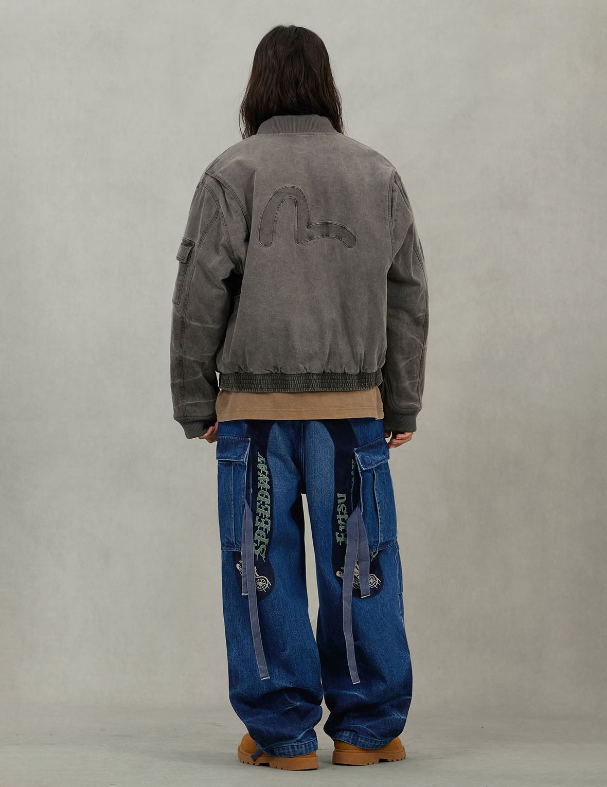 ウォッシュ大黒刺繍ワイドレッグカーゴジーンズ