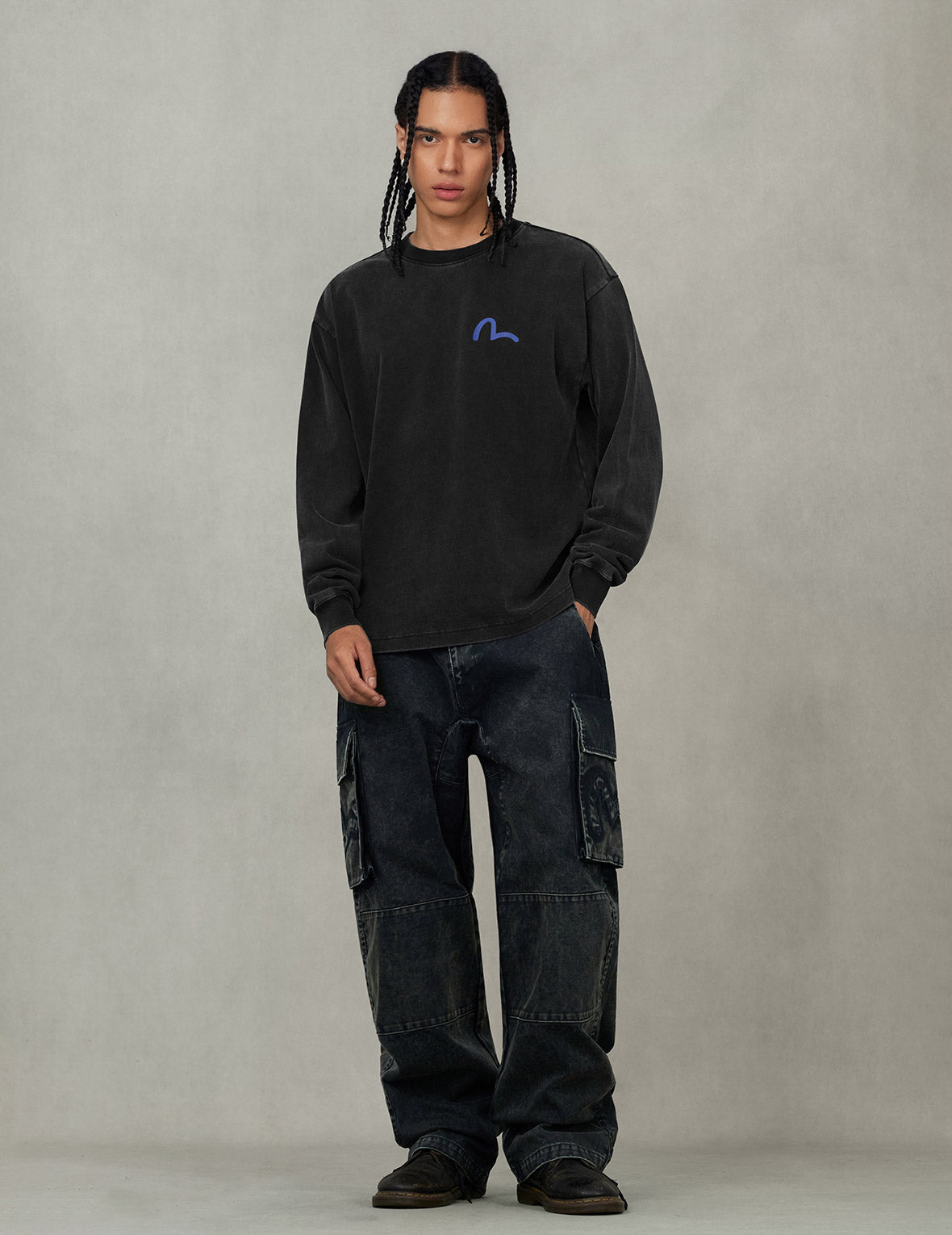 ディストレスドカモメアップリケ刺繍とマルチポケット ルーズフィット カーゴパンツ