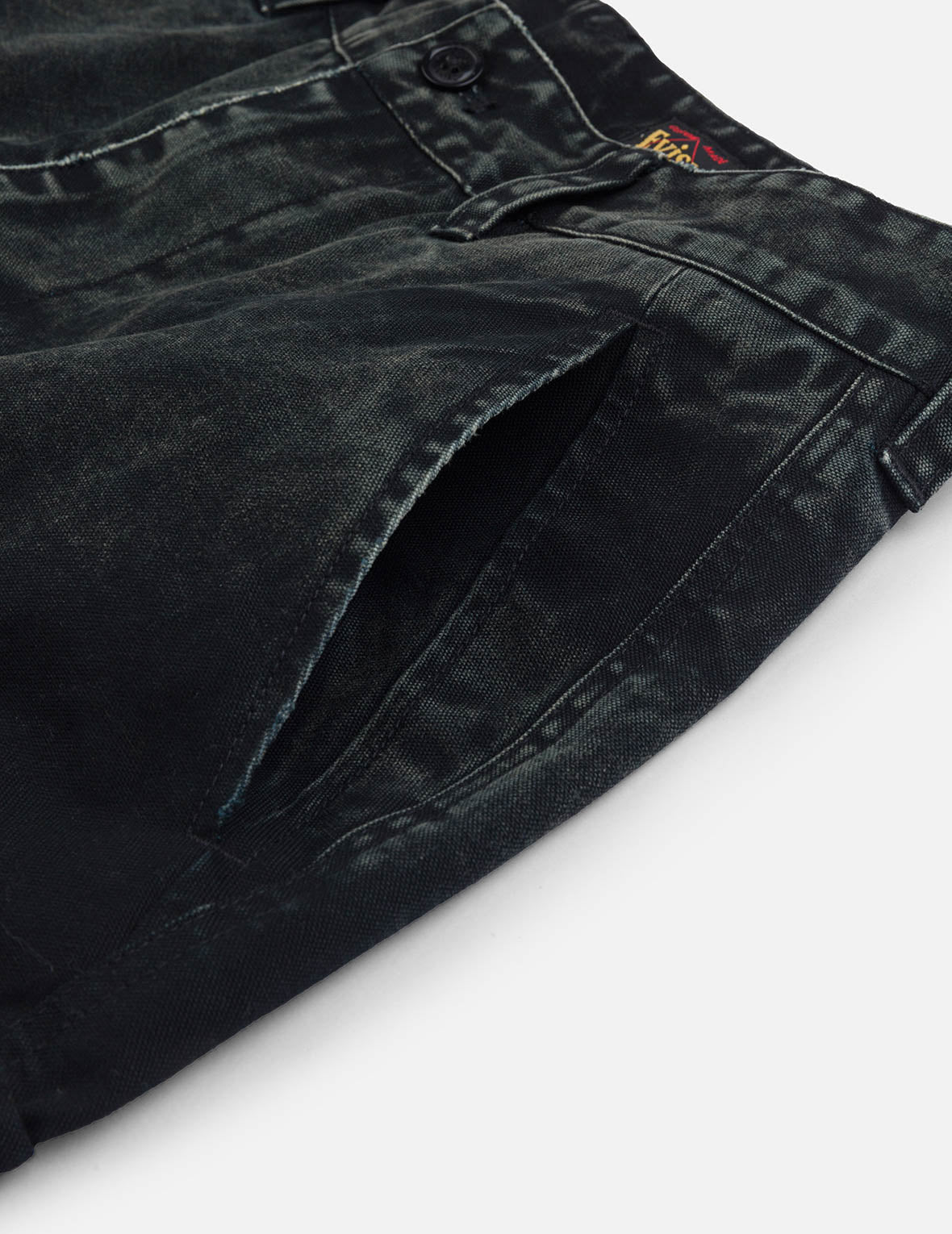 ディストレスドカモメアップリケ刺繍とマルチポケット ルーズフィット カーゴパンツ