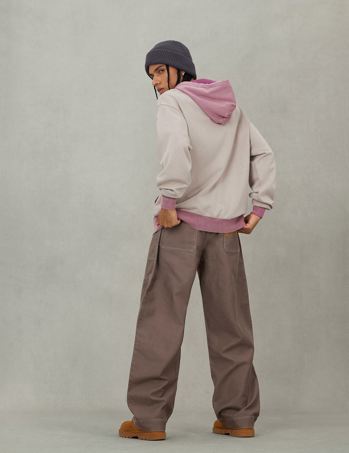 カラーブロッキングロゴプリントと大黒刺繍 レギュラーフィット フーディー