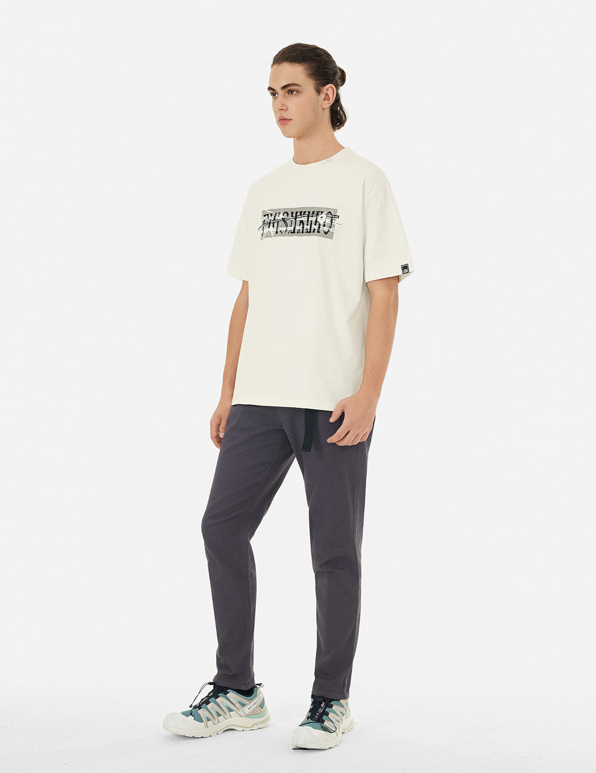 マルチロゴと割れたガラス効果プリントレギュラーフィットTシャツ