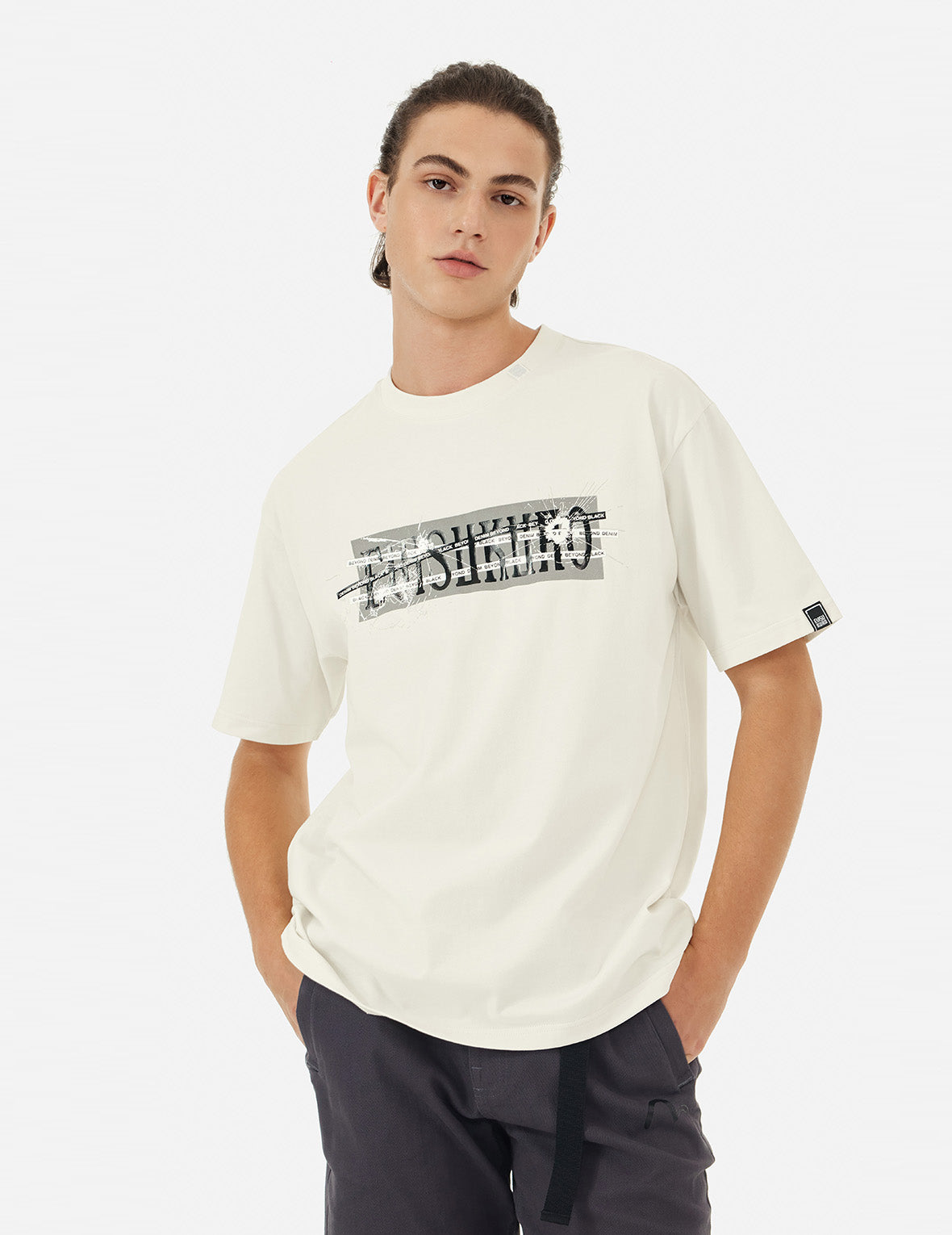 マルチロゴと割れたガラス効果プリントレギュラーフィットTシャツ