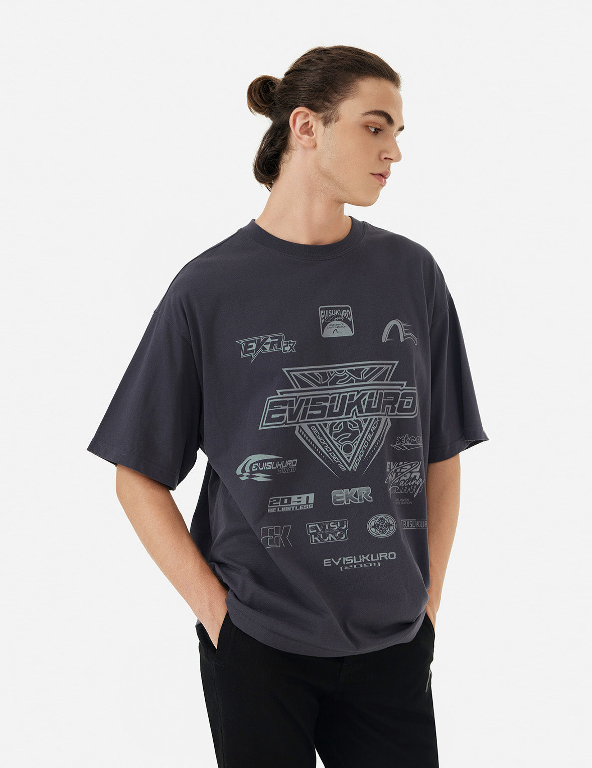 マルチロゴプリント レギュラーフィットレーシングTシャツ