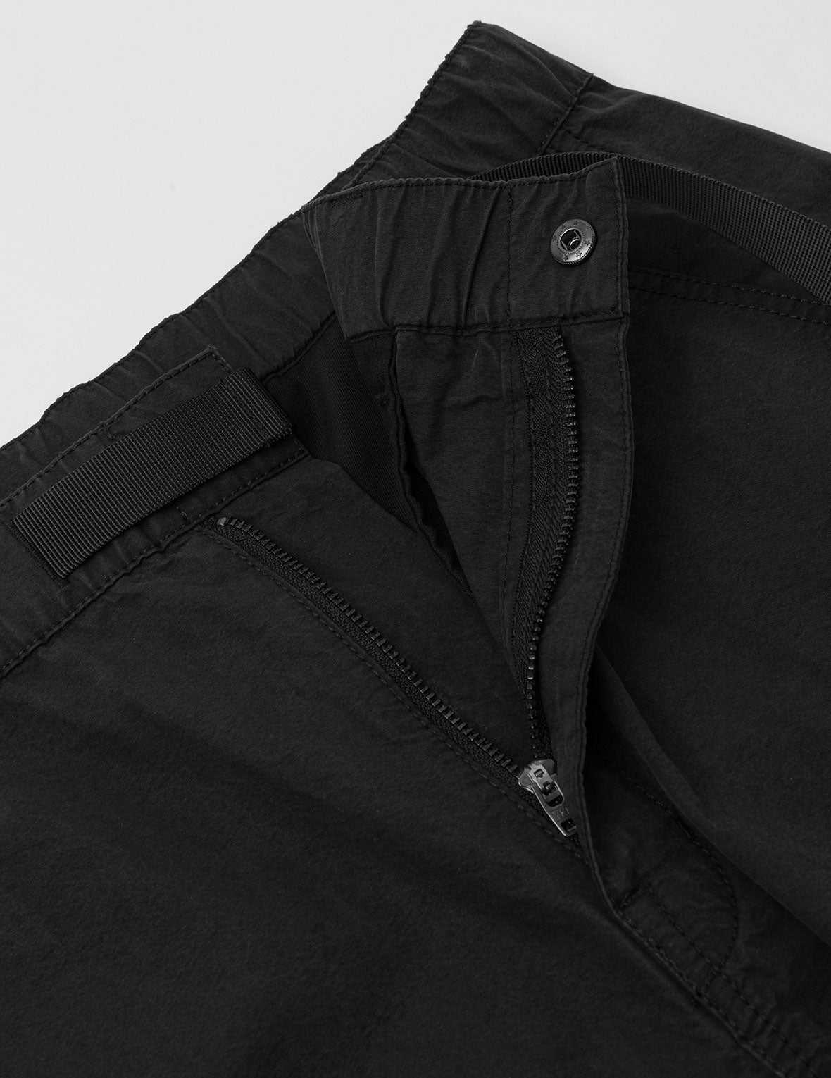 ロゴ刺繍とマルチポケット リラックスフィット カーゴパンツ