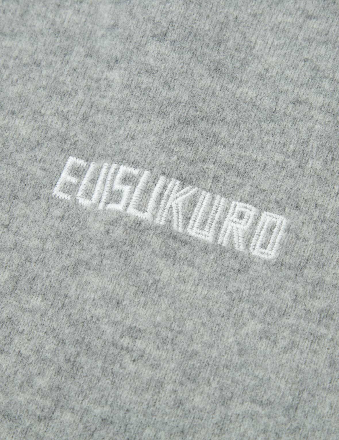 ロゴ刺繍モックネックセーター
