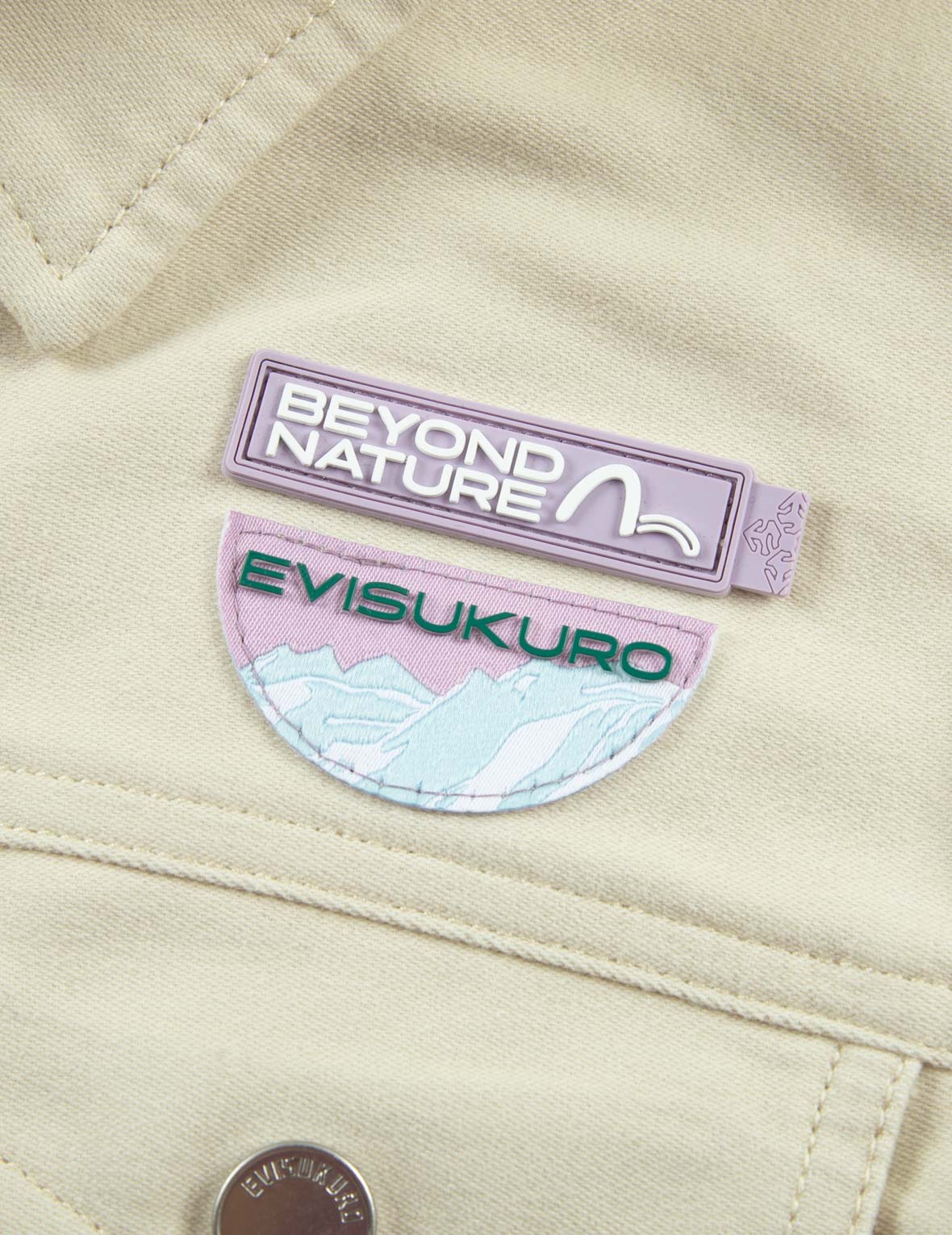 輝くロゴとカモンプリントのボクシージャケット