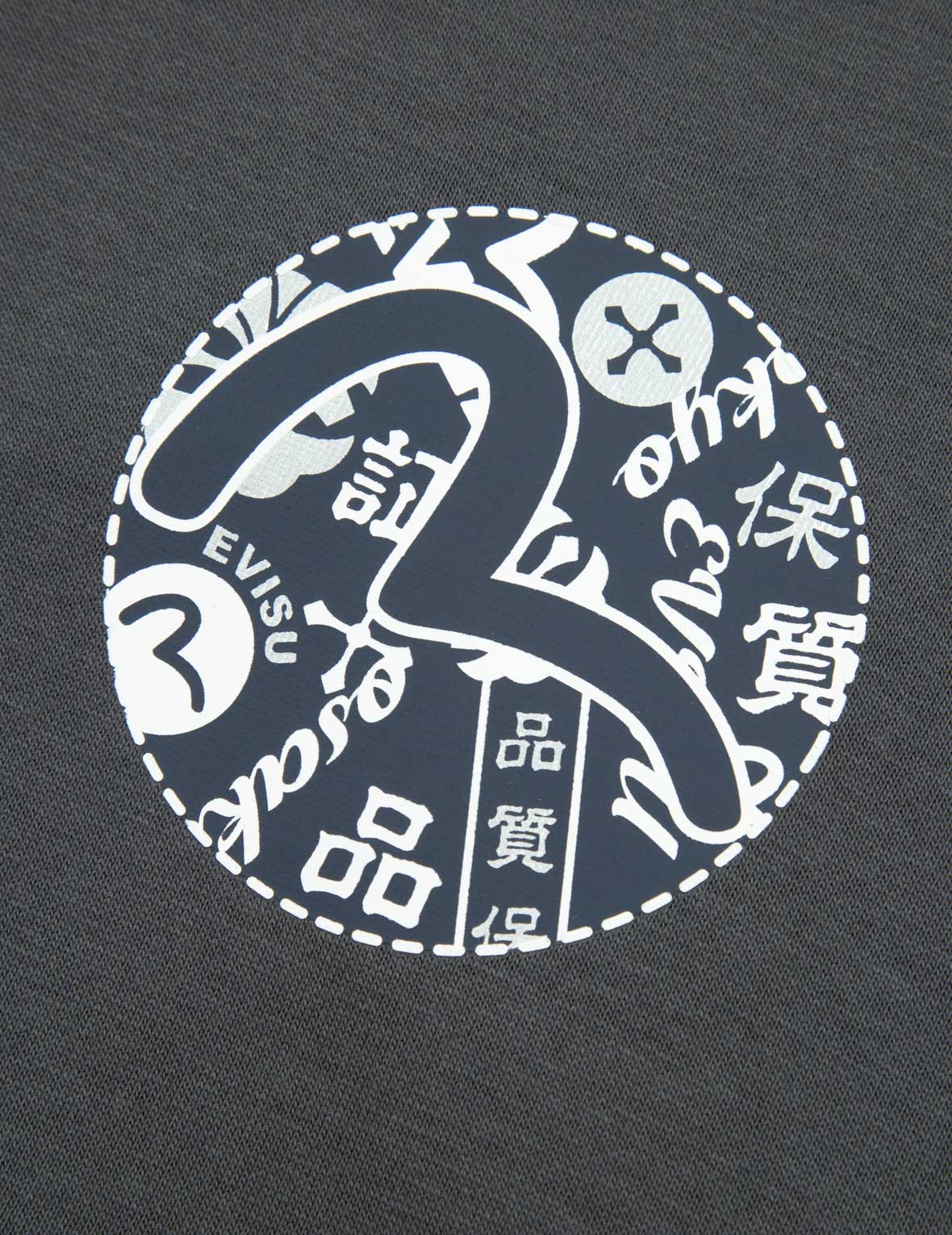 家紋プリントとロゴ刺繍のルーズフィットフーディー