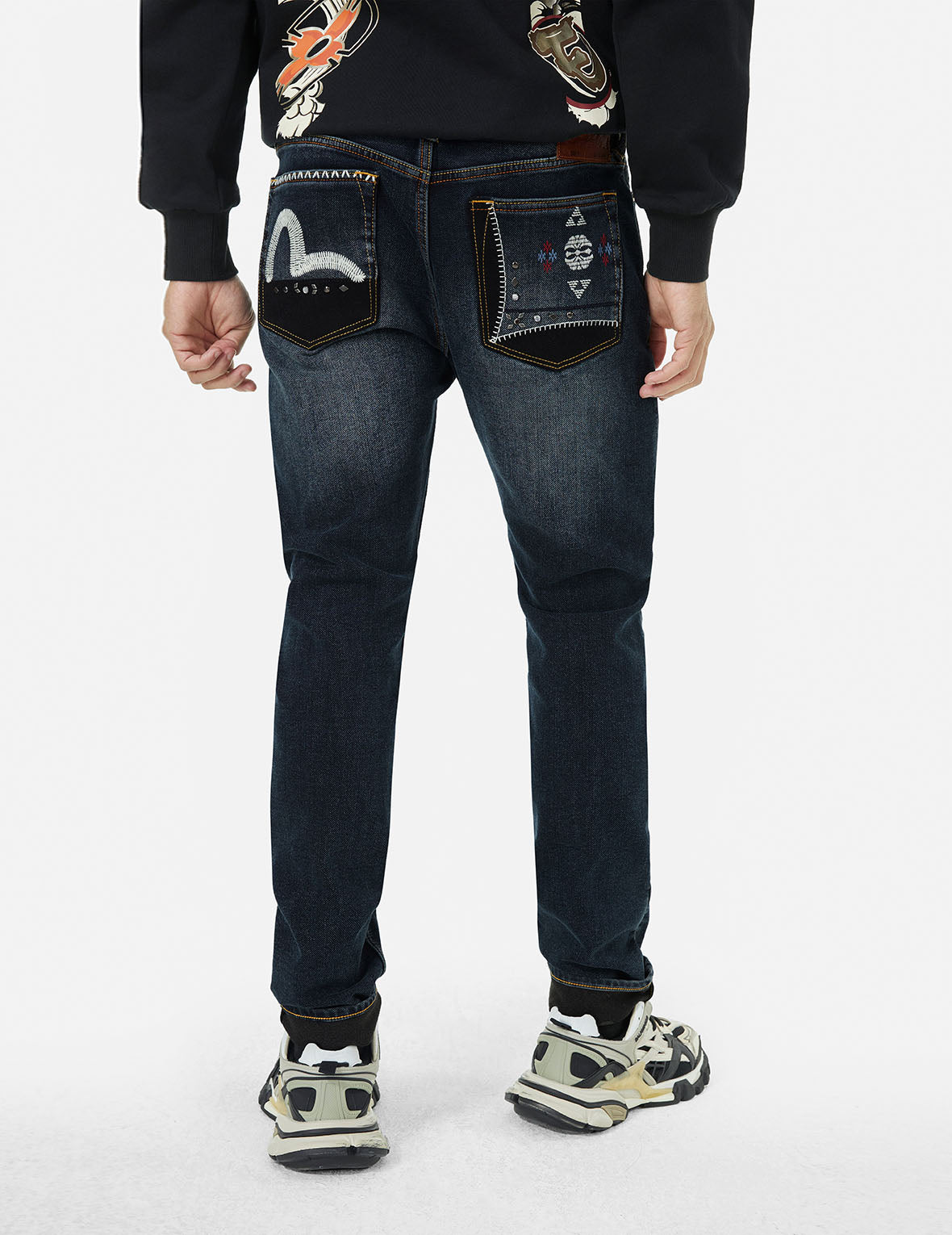 Seagull Embroidery with Metal Studs Carrot Fit Jeans #2017