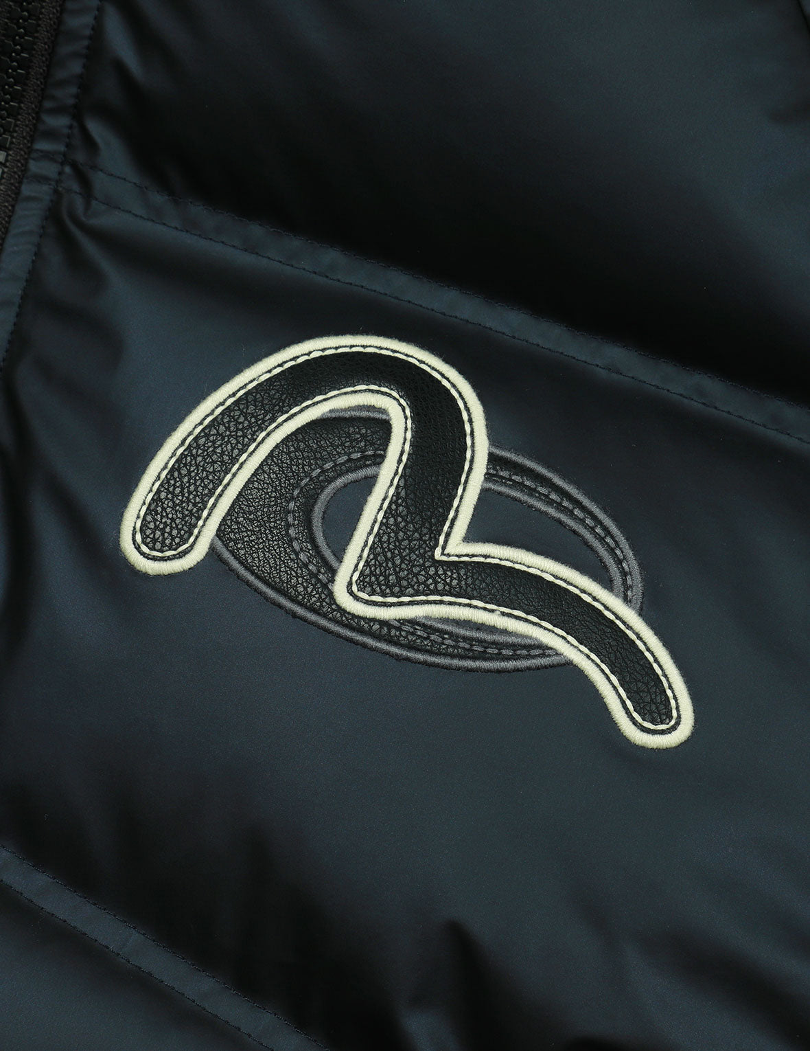 ロゴと「知恵の輪」刺繍ファッションフィットダウンジャケット