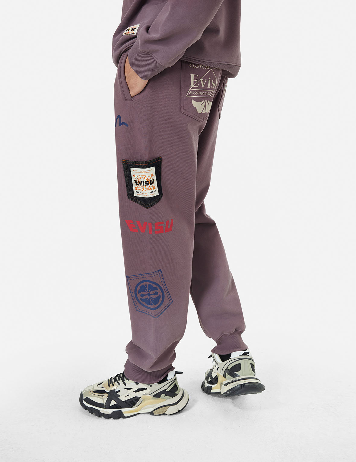 ウォッシュ加工マルチポケットとロゴプリント ストレート フィット スウェットパンツ