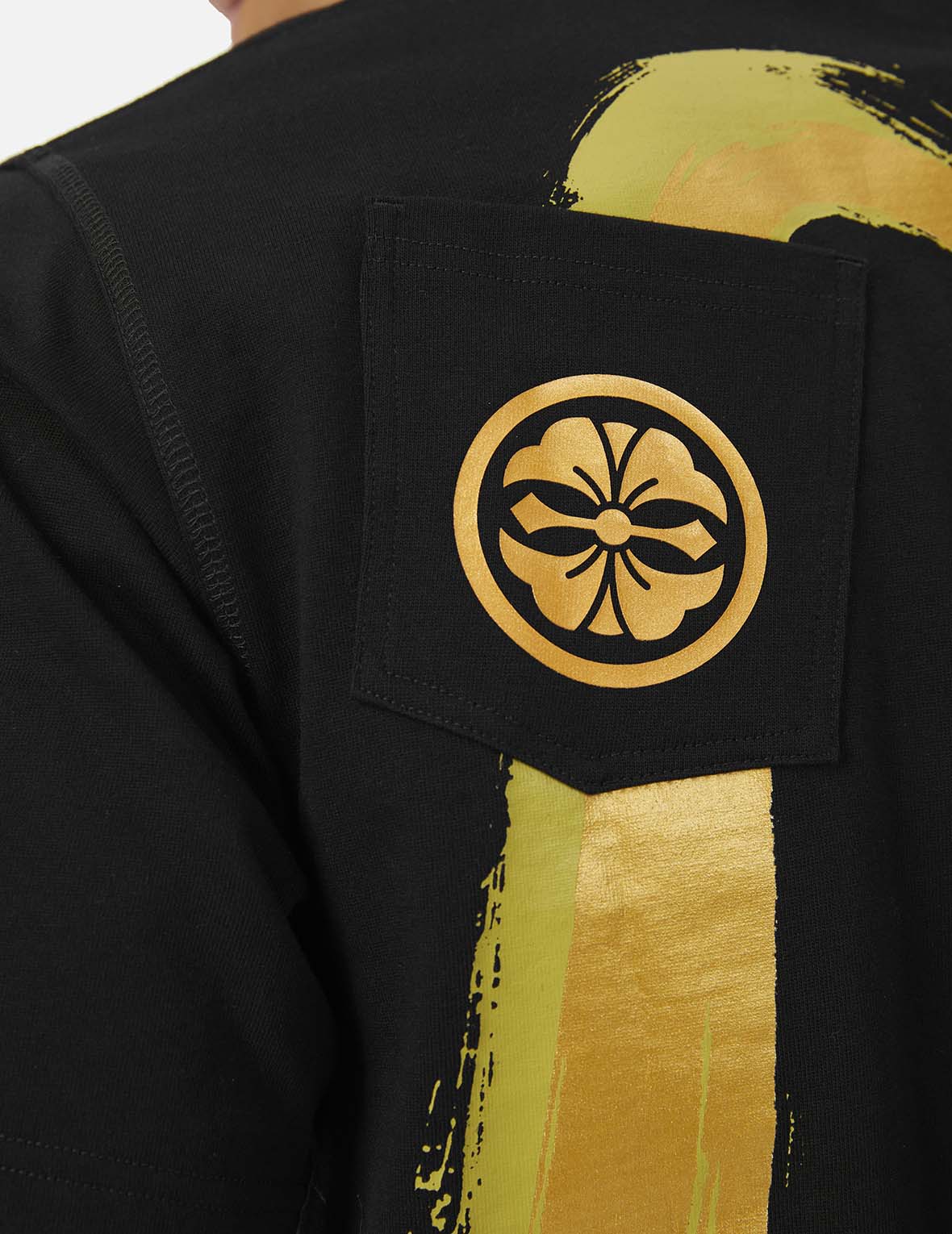 マルチポケットプリントとカモメブラシストローク大黒プリントレギュラーフィットTシャツ
