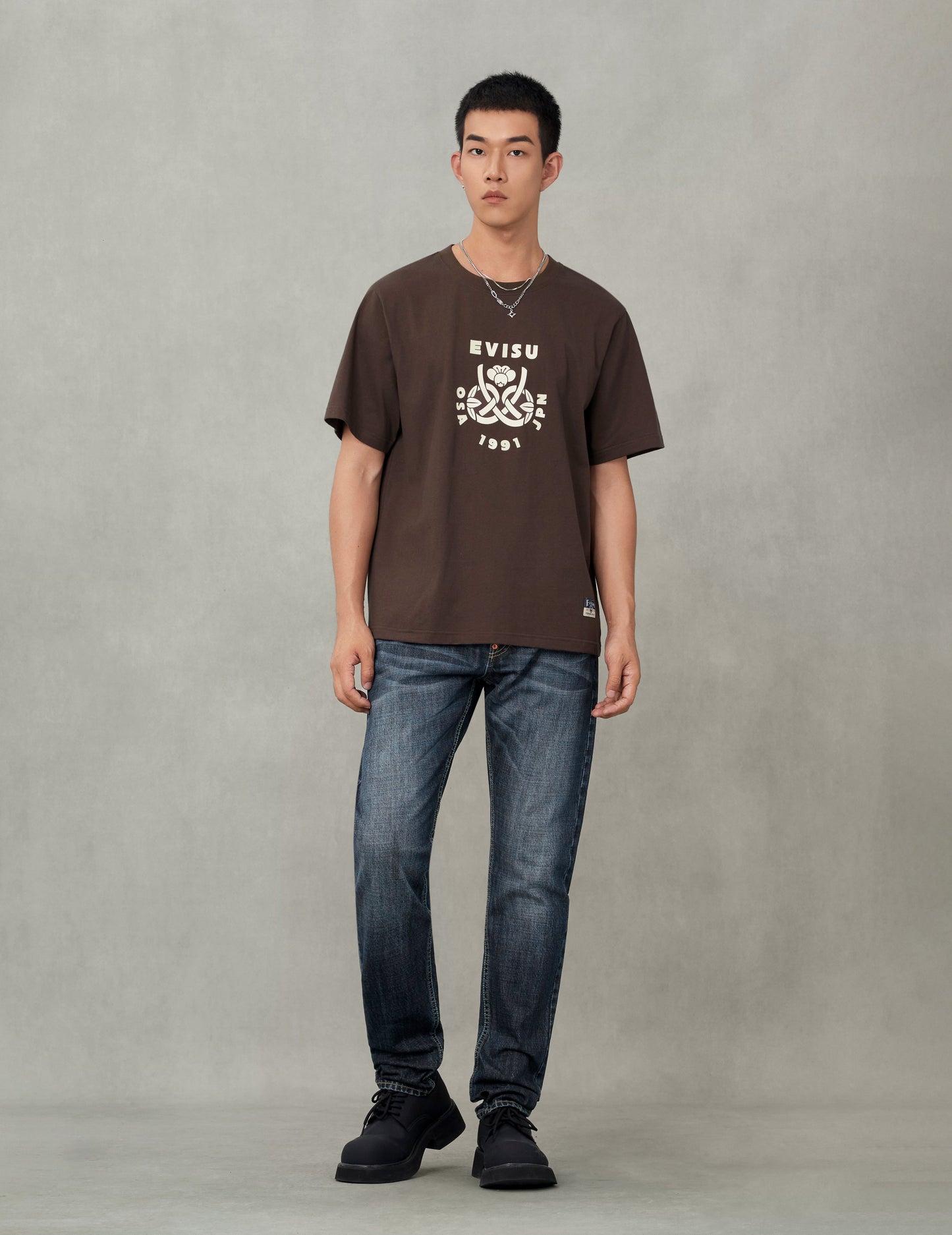 仏頭獅子舞大黒プリント テーパーフィット ジーンズ