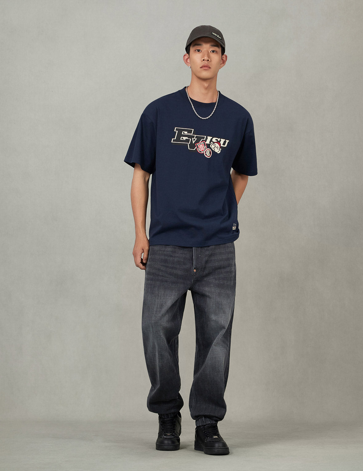 へのへのもへじ仏頭と知恵の輪タグ 大黒プリント リラックスフィット Tシャツ