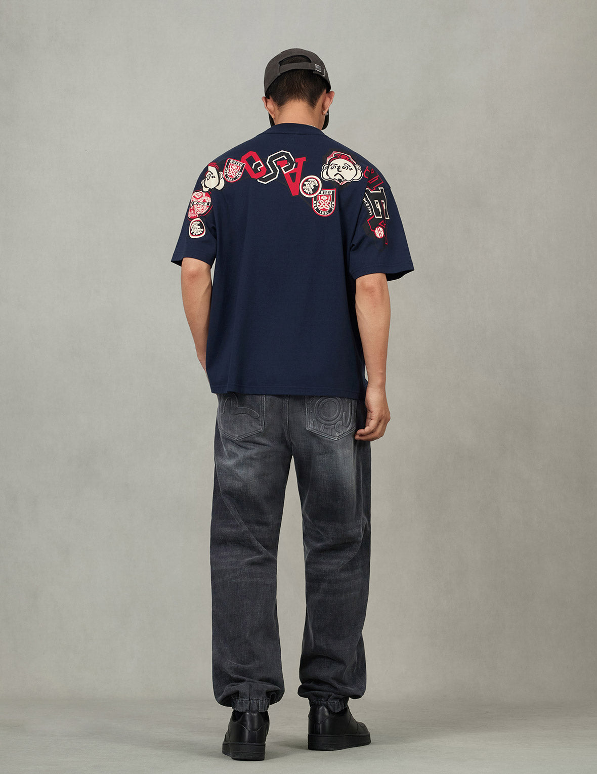へのへのもへじ仏頭と知恵の輪タグ 大黒プリント リラックスフィット Tシャツ