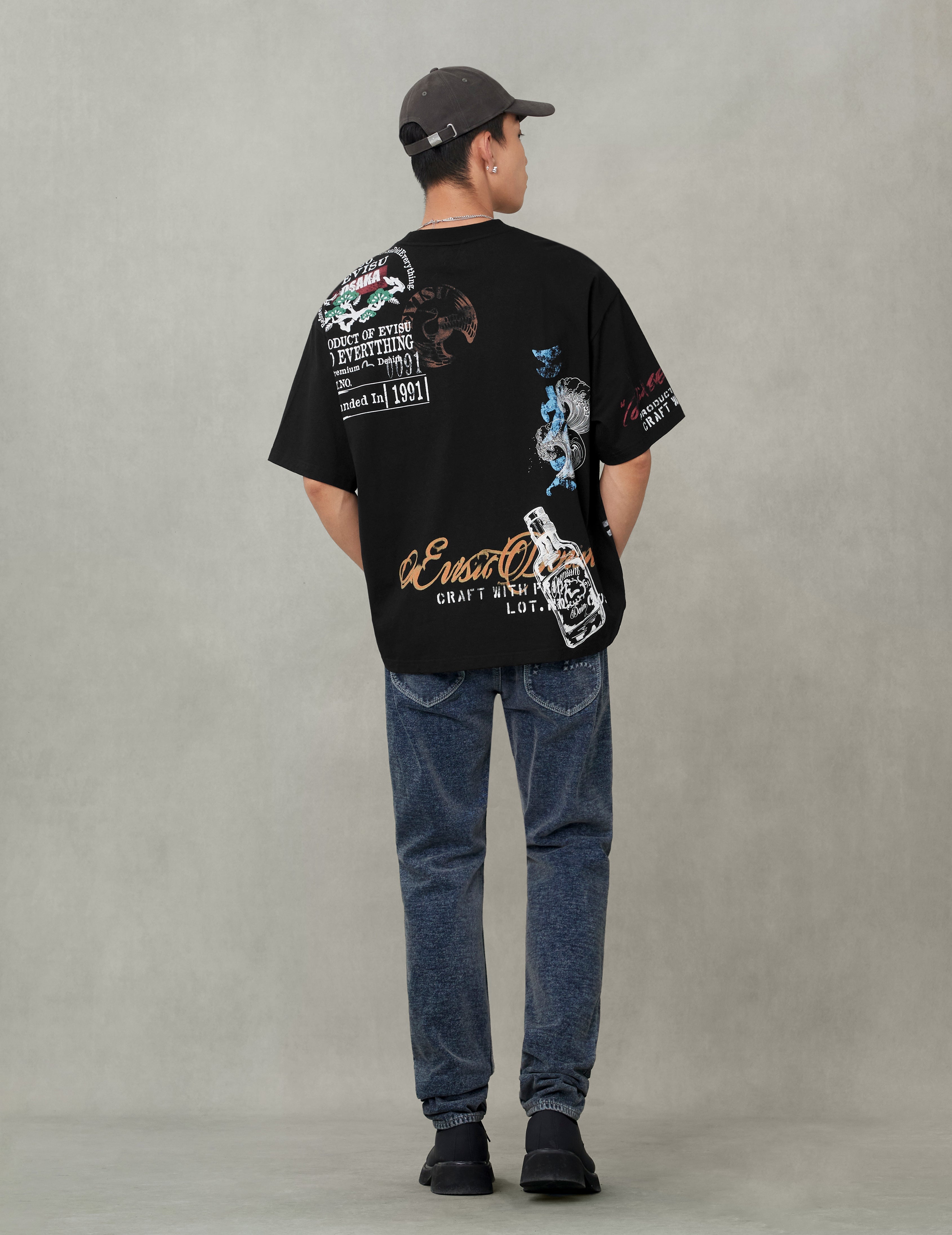 オールオーバー手描きマルチロゴプリント レギュラーフィット Tシャツ