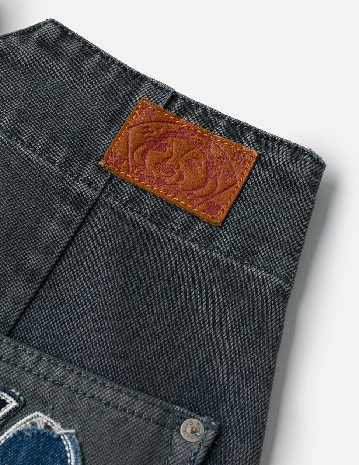 ディストレスド家紋アップリケ刺繍 バルーンフィット ジーンズ