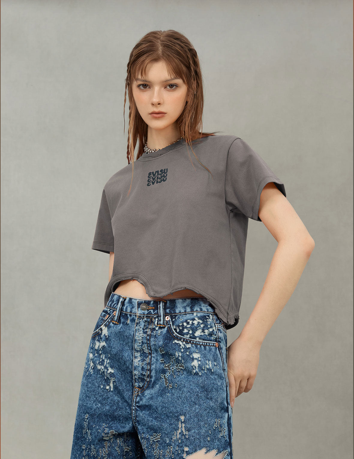 ロゴプリントとディストレスディテール ファッションフィット Tシャツ