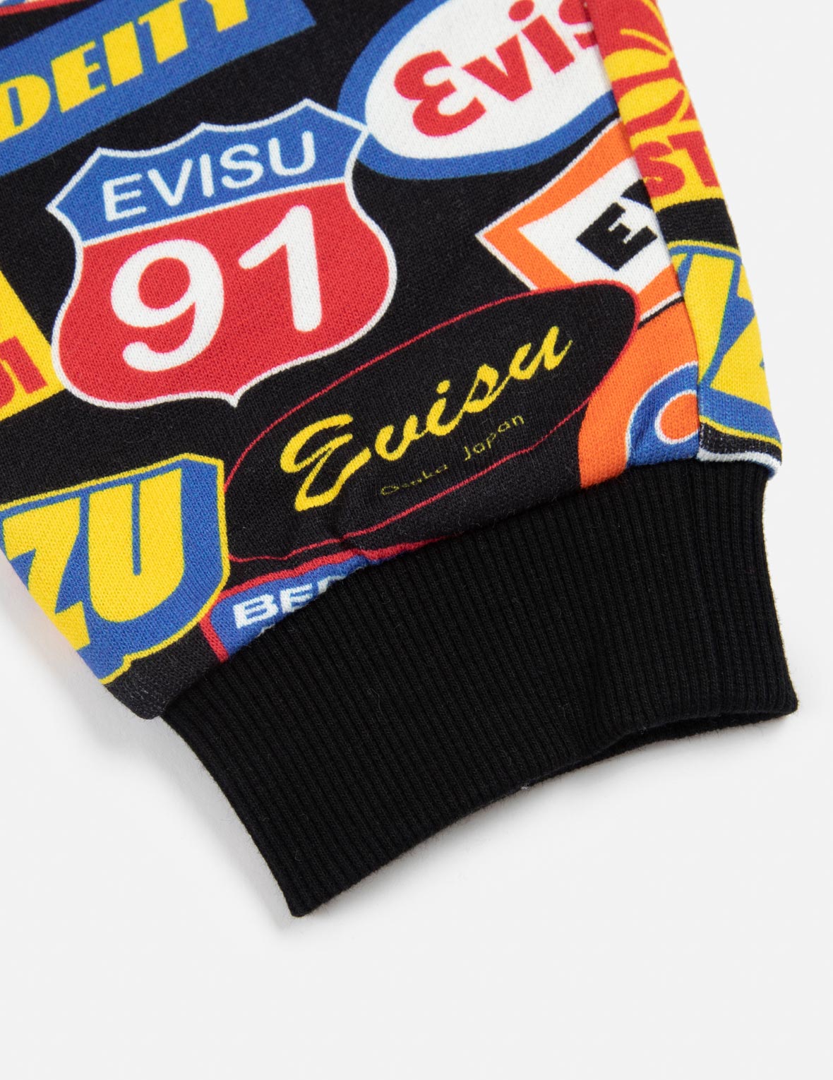 オールオーバーレーシングバッジプリントのレギュラーフィットスウェットパンツ