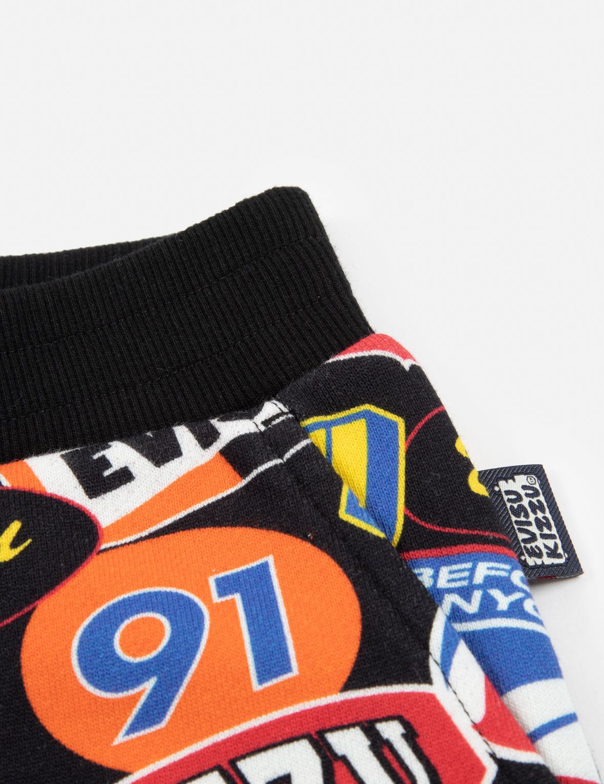 オールオーバーレーシングバッジプリントのレギュラーフィットスウェットパンツ