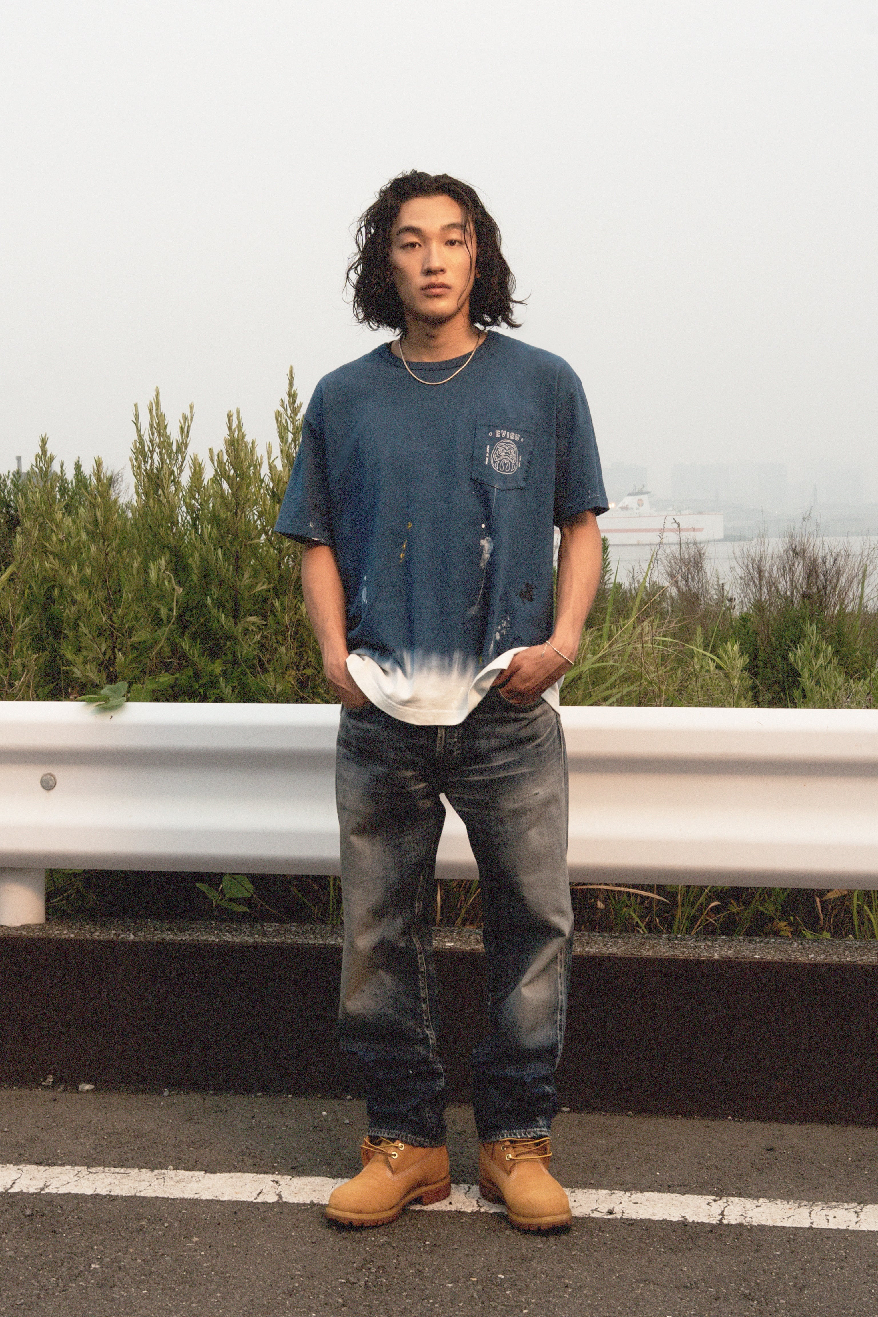 だるまとロゴ刺繍 レギュラーフィット ディップダイTシャツ