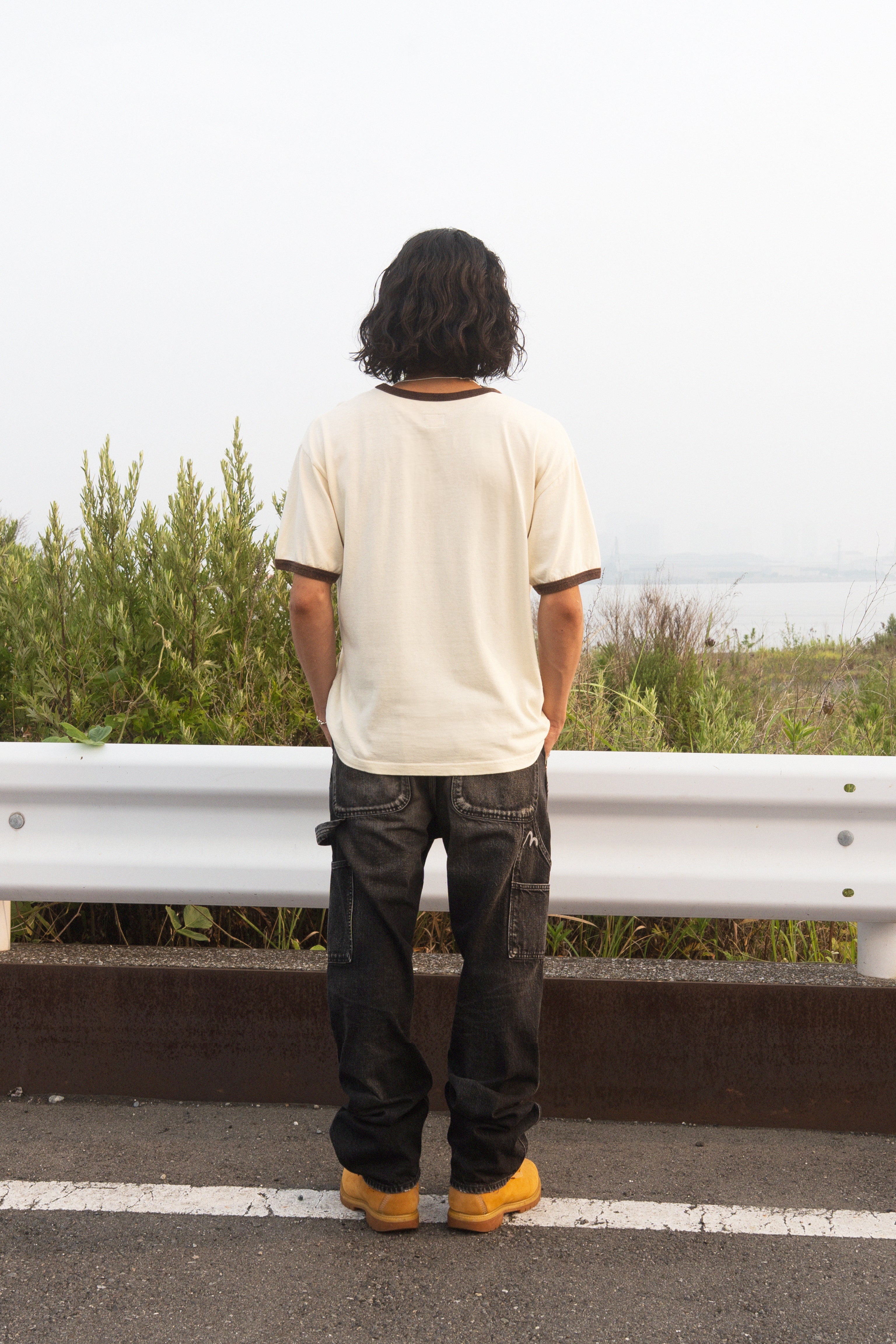 ウォッシュドカモメとロゴプリント レギュラーフィット リンガーTシャツ