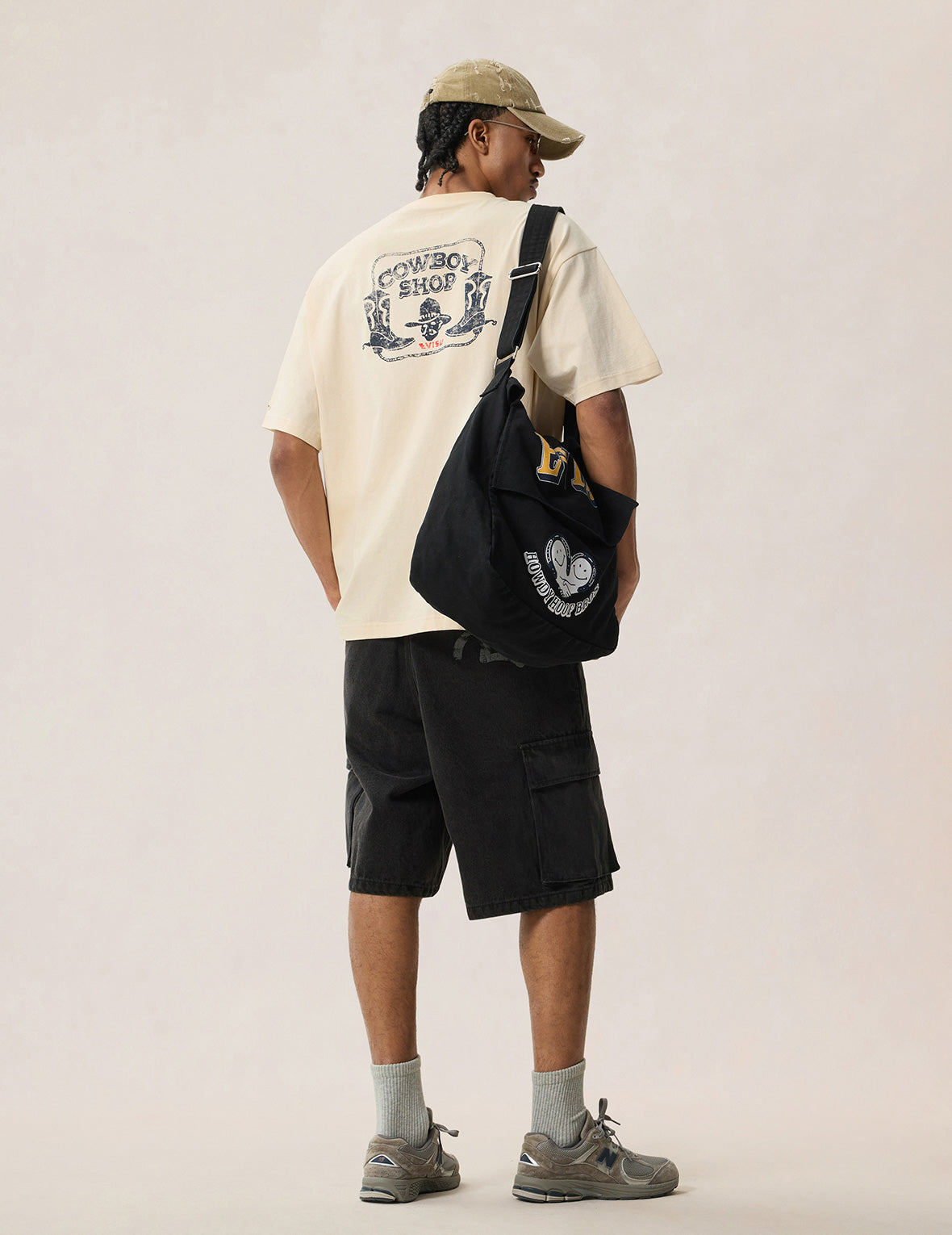 カウボーイブーツとハットスタンプTシャツ
