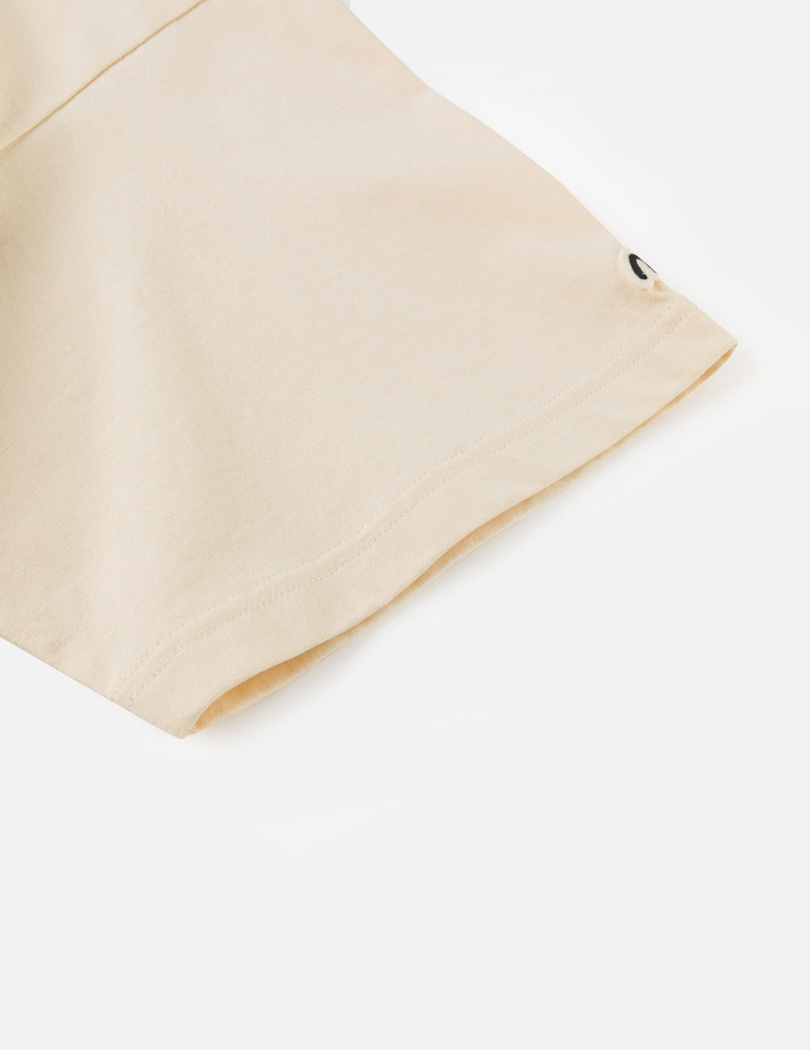 カウボーイブーツとハットスタンプTシャツ