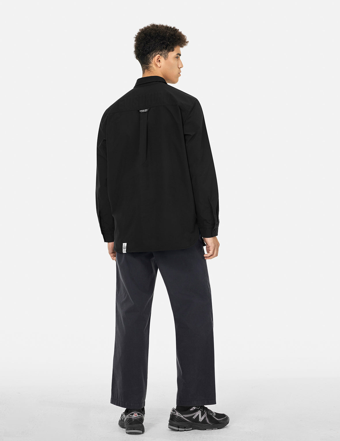 エンボスロゴ リラックスフィット シャツ