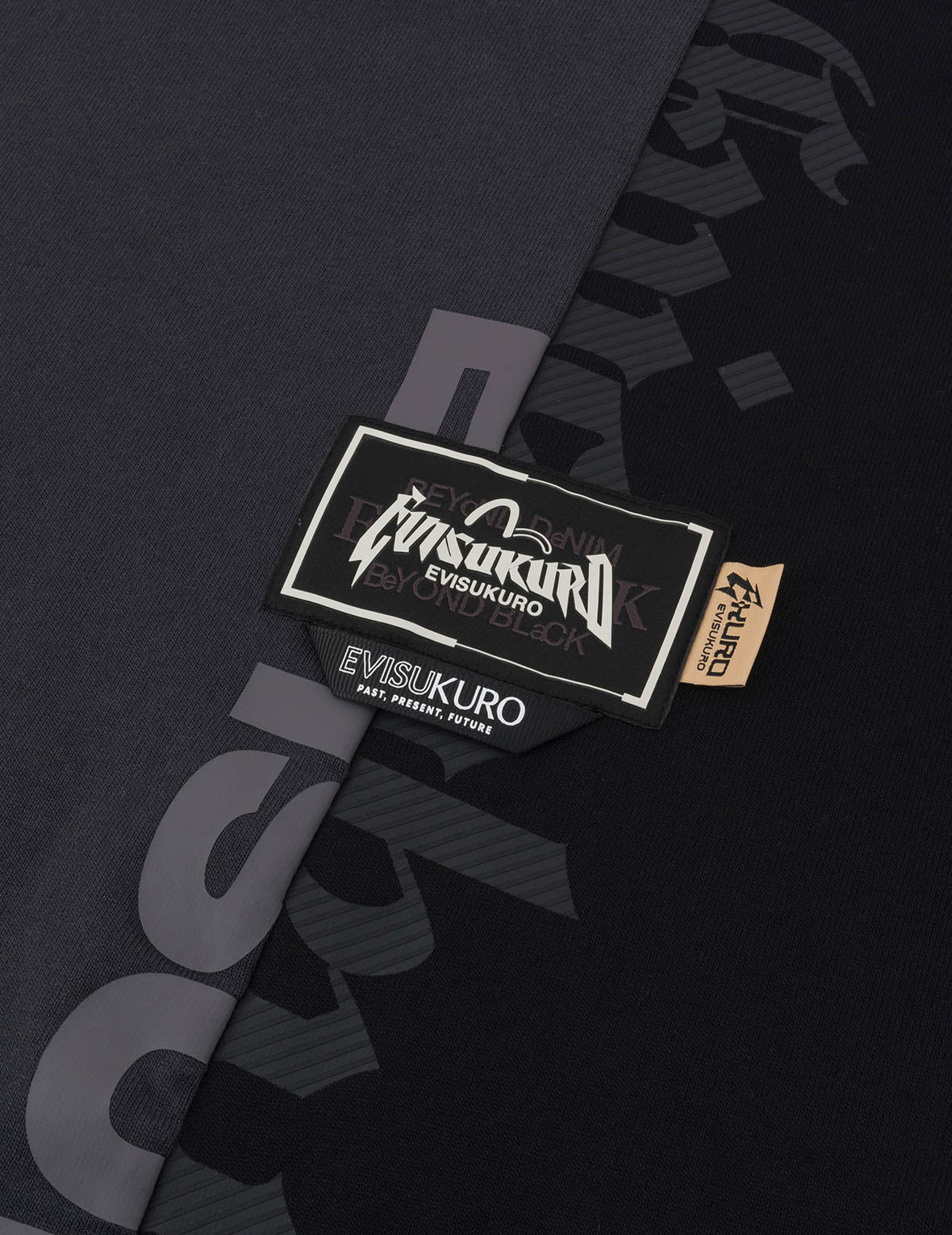 パネルデザイン&マルチラベル リラックスフィット Tシャツ