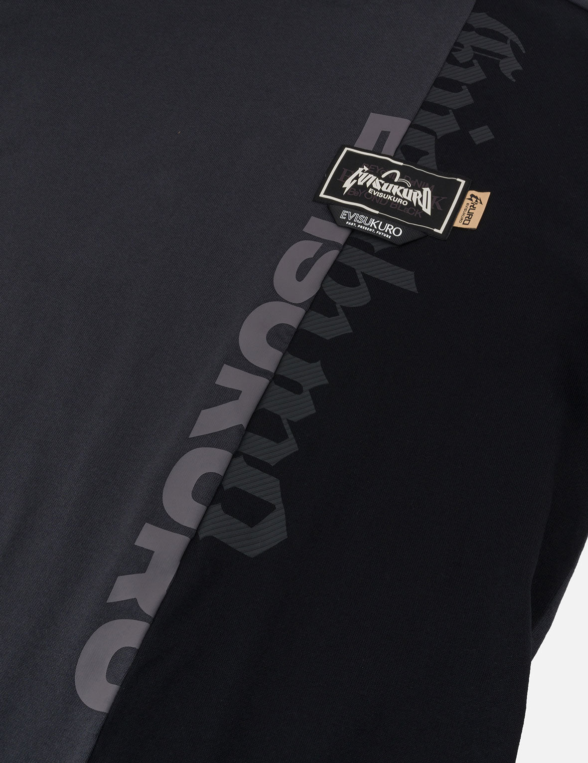 パネルデザイン&マルチラベル リラックスフィット Tシャツ