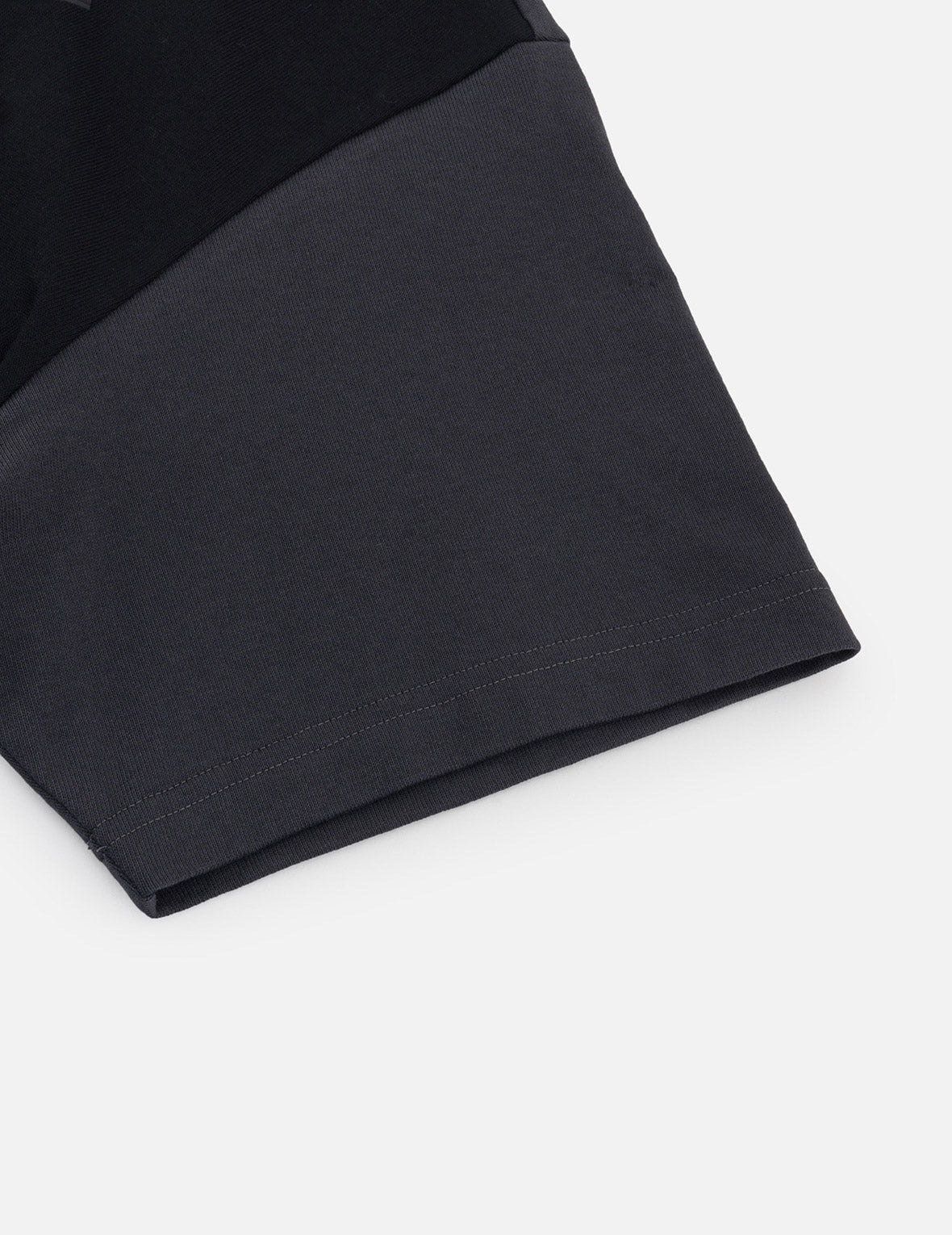 パネルデザイン&マルチラベル リラックスフィット Tシャツ