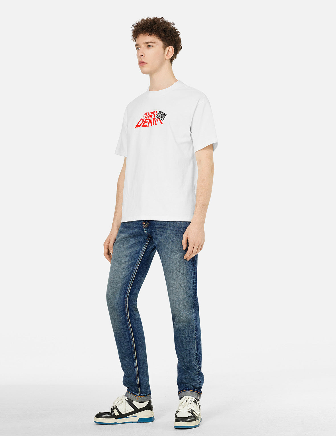 カモメ刺繍と「EVISU SINCE 1991」プリントパッチ キャロットフィット ジーンズ #2017