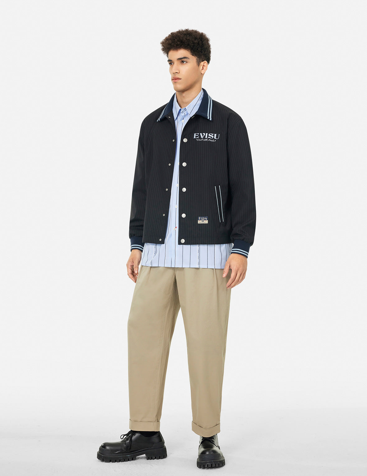 ロゴとスローガン刺繍 レギュラーフィットストライプスーツコーチジャケット