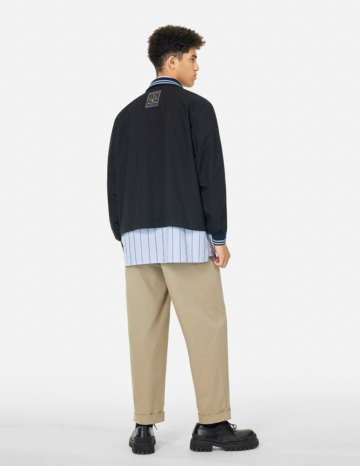 ロゴとスローガン刺繍 レギュラーフィットストライプスーツコーチジャケット