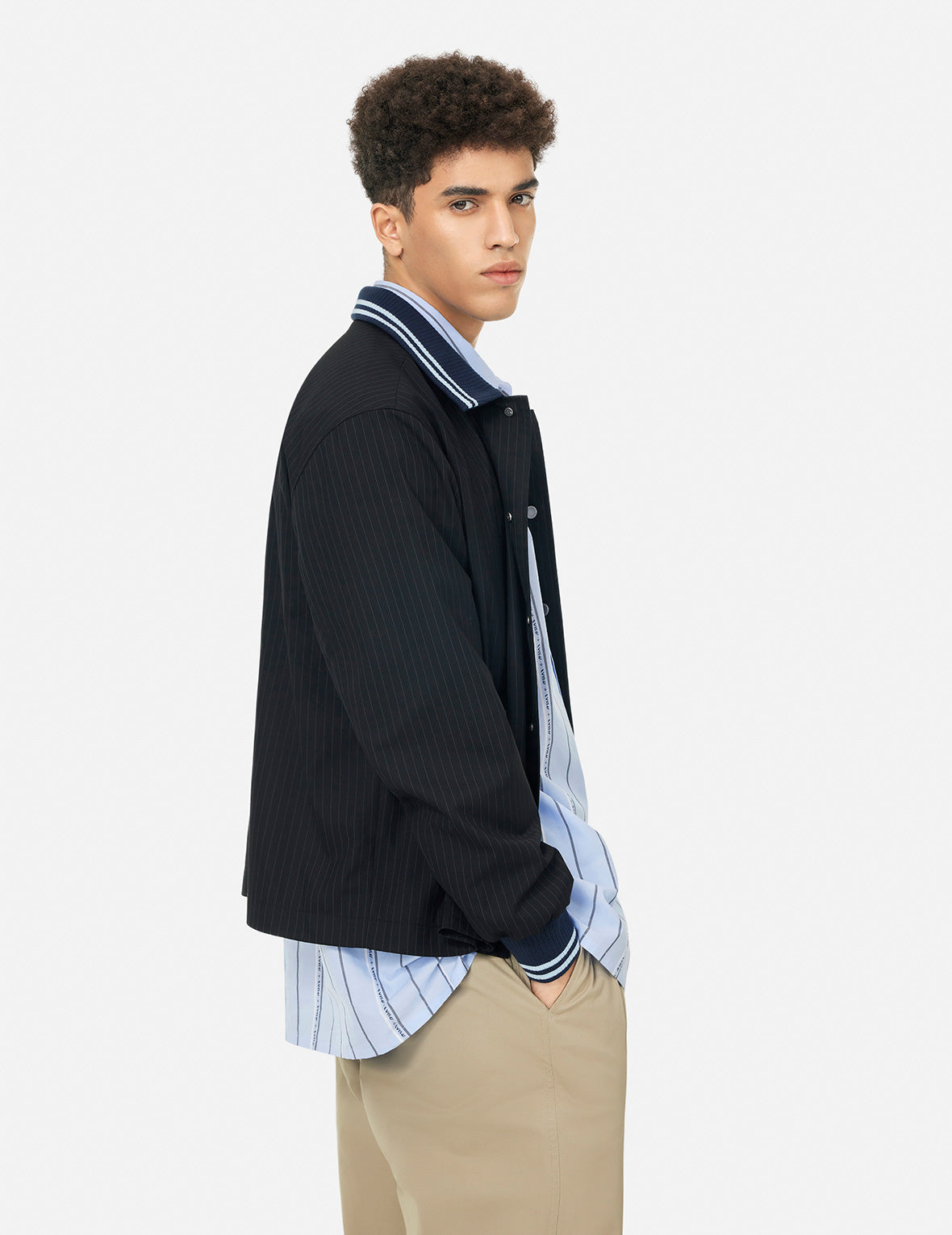 ロゴとスローガン刺繍 レギュラーフィットストライプスーツコーチジャケット