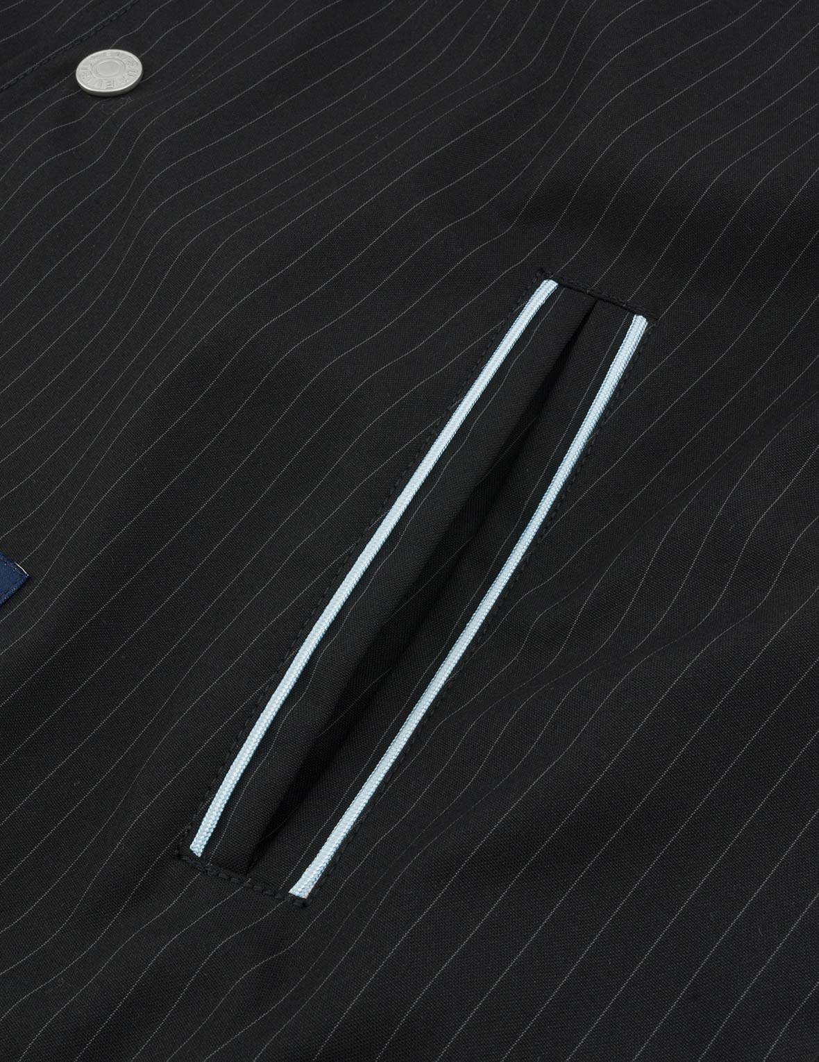 ロゴとスローガン刺繍 レギュラーフィットストライプスーツコーチジャケット