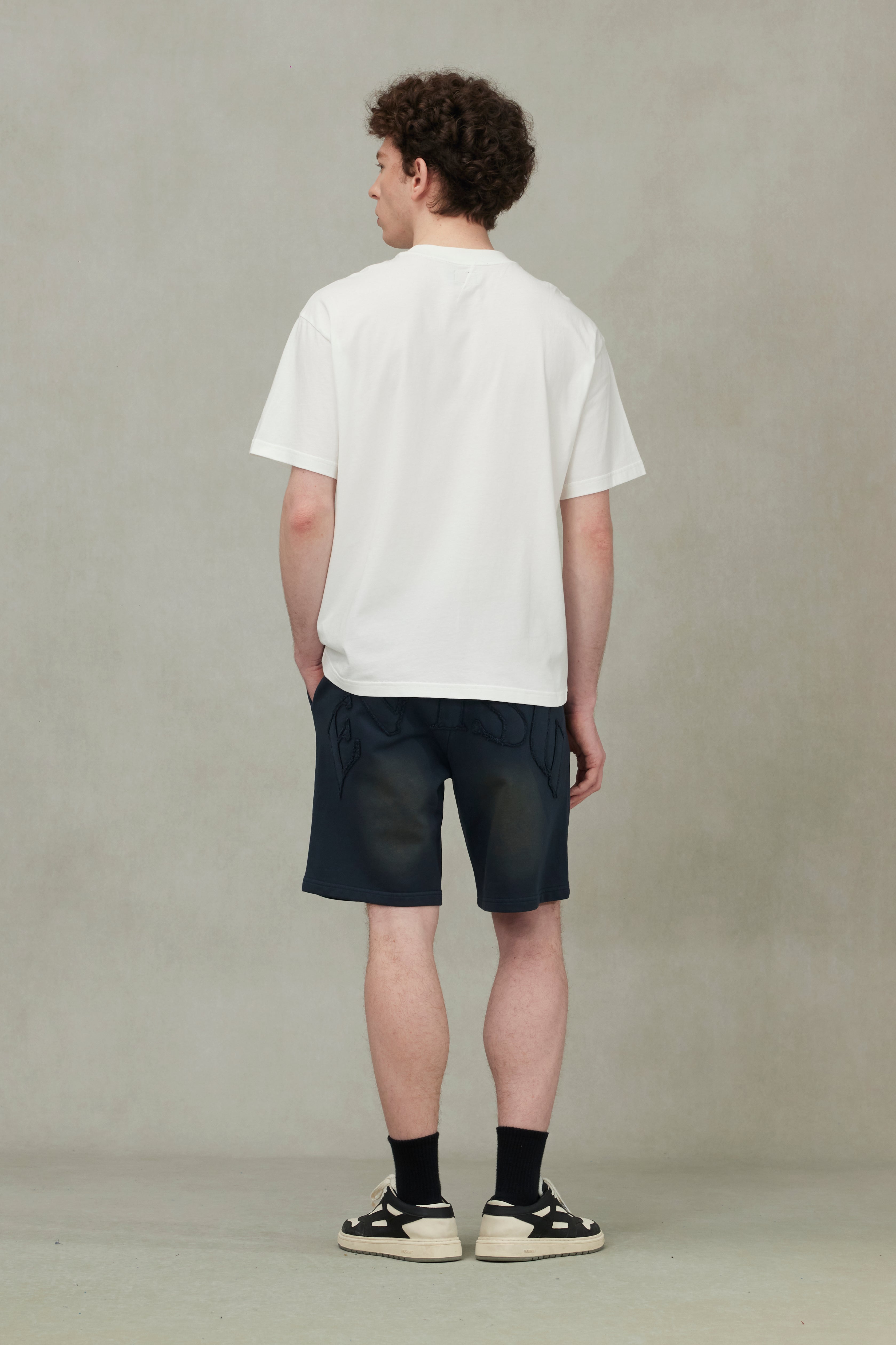 ロゴアップリケ刺繍 ヘビーウォッシュ ファッションフィット スウェットショーツ