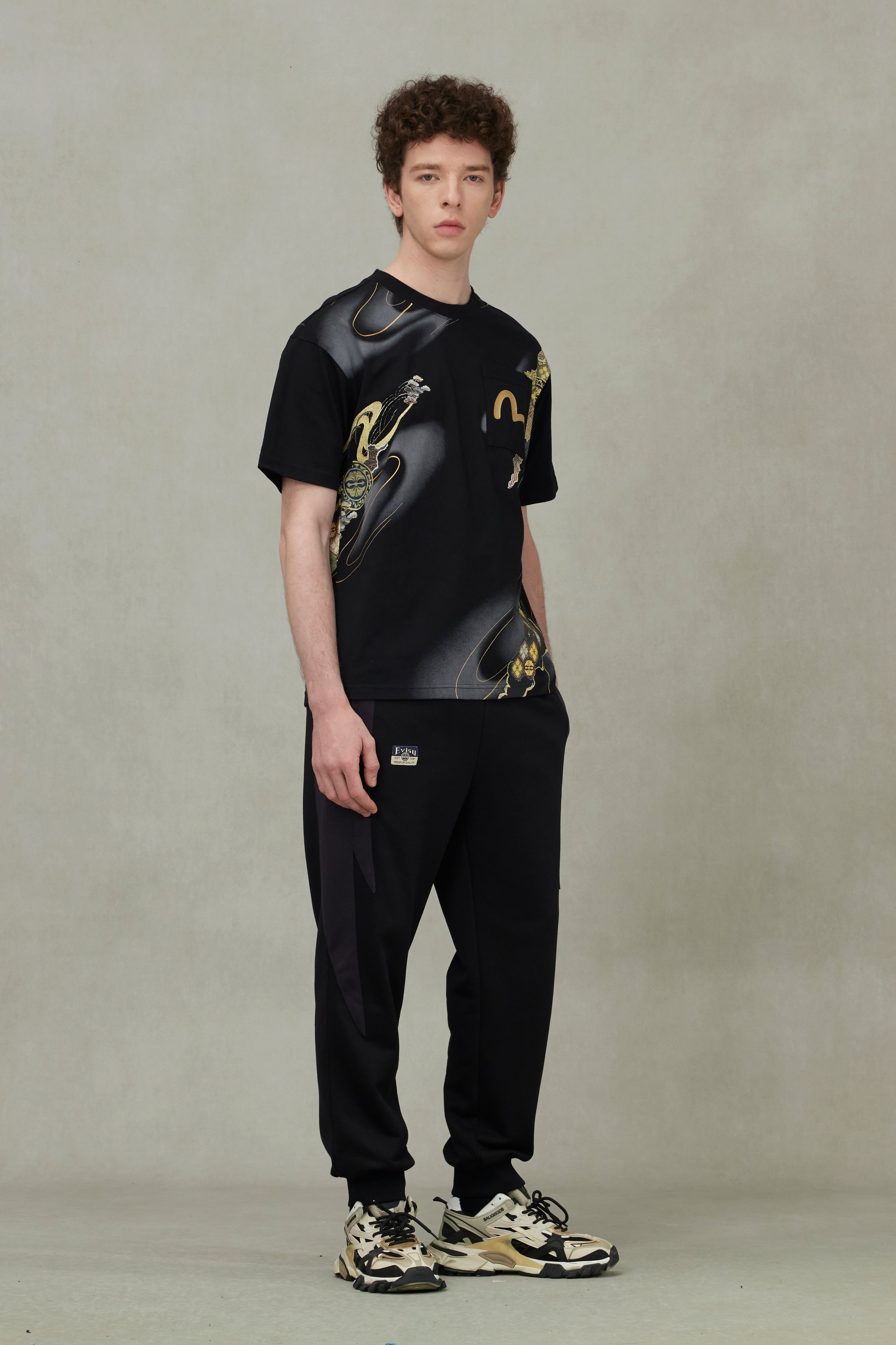 ブロケード家紋とオールオーバープリント リラックスフィット Tシャツ
