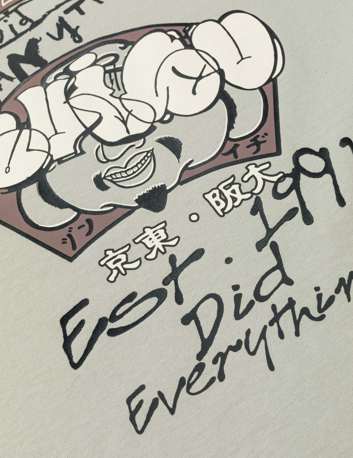グラフィティロゴと仏頭プリントTシャツ