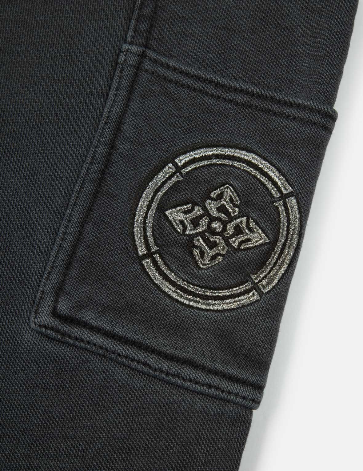 ピグメント染めロゴと家紋刺繍リラックスフィットスウェットパンツ