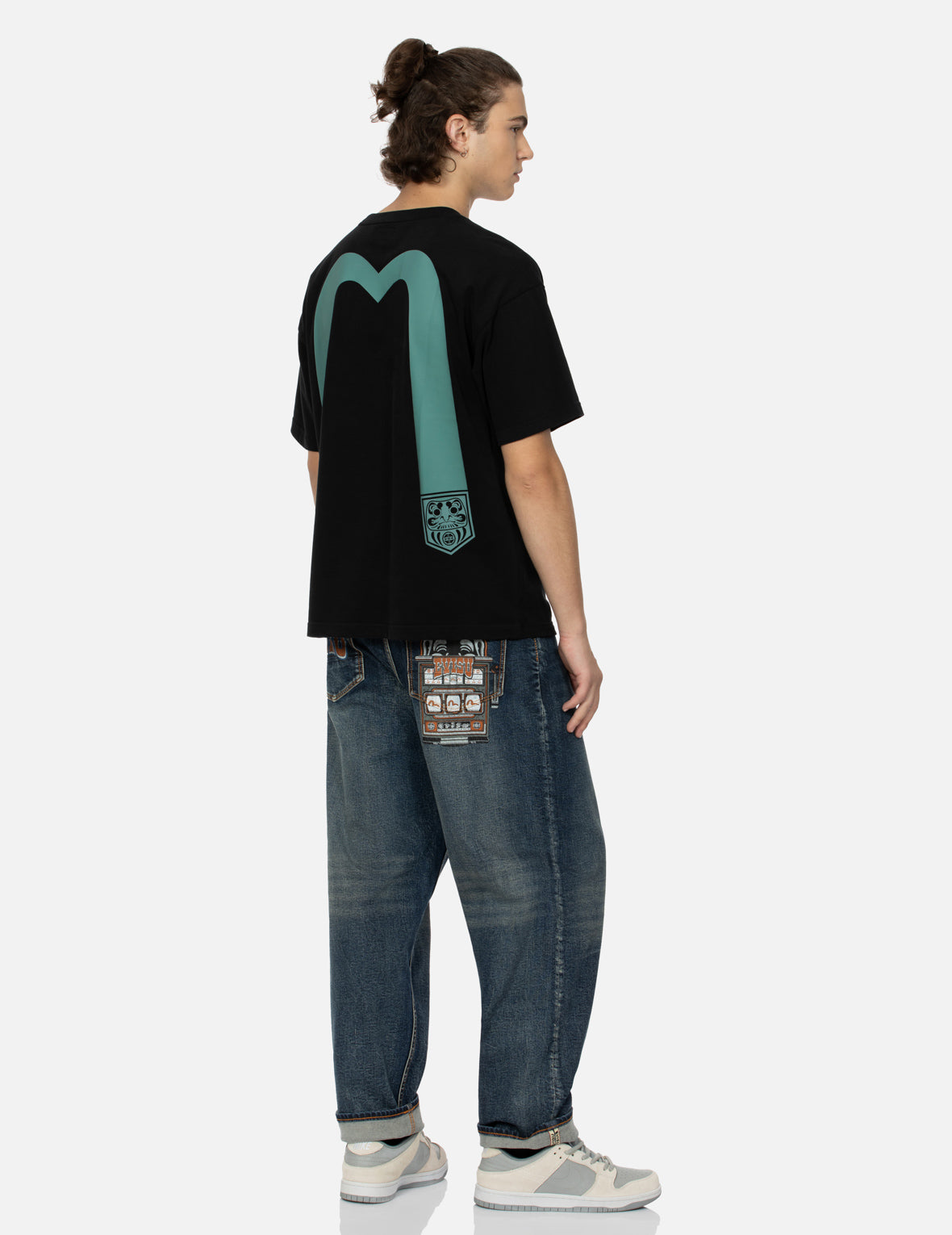 ウォッシュ加工のロゴと仏頭スロットコーティングリラックスフィットジーンズ