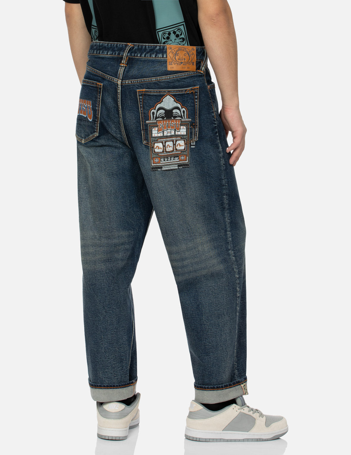 ウォッシュ加工のロゴと仏頭スロットコーティングリラックスフィットジーンズ