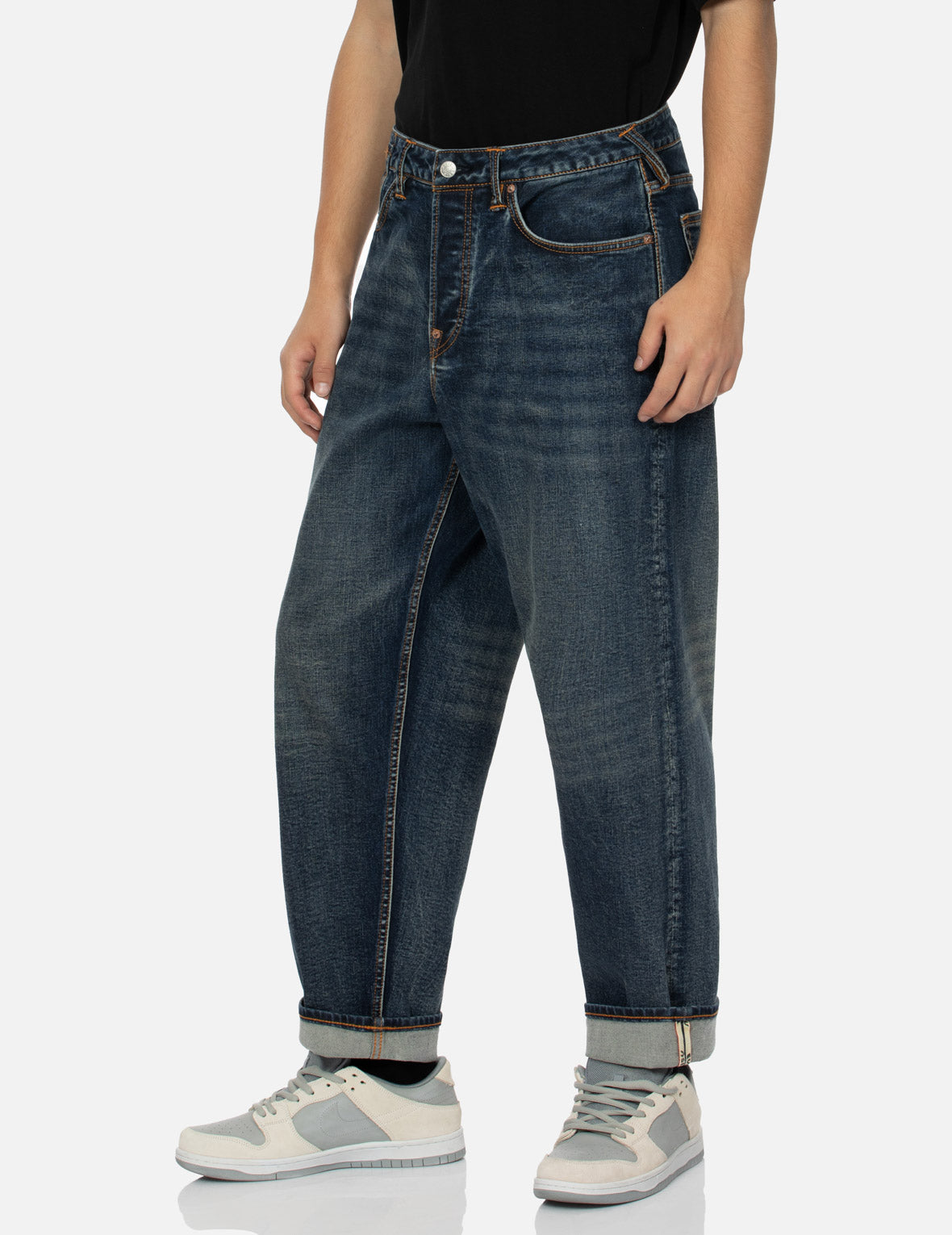 ウォッシュ加工のロゴと仏頭スロットコーティングリラックスフィットジーンズ