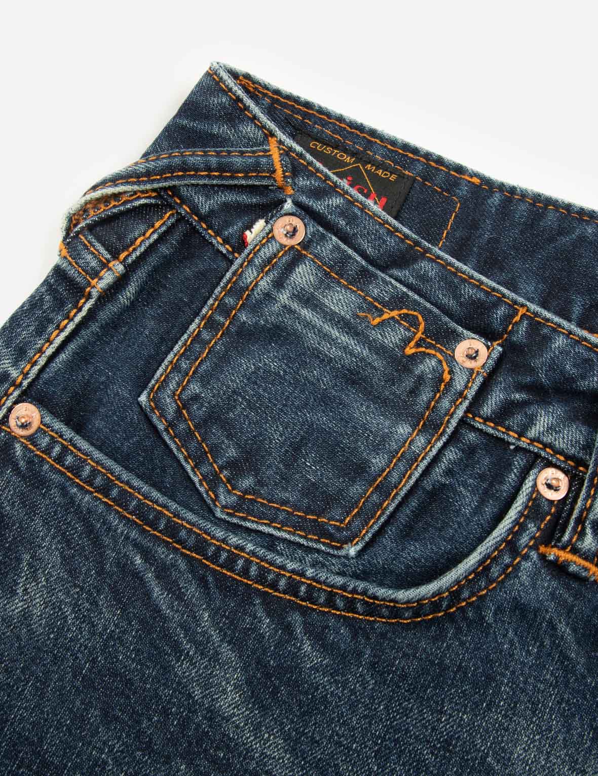 ウォッシュ加工のロゴと仏頭スロットコーティングリラックスフィットジーンズ