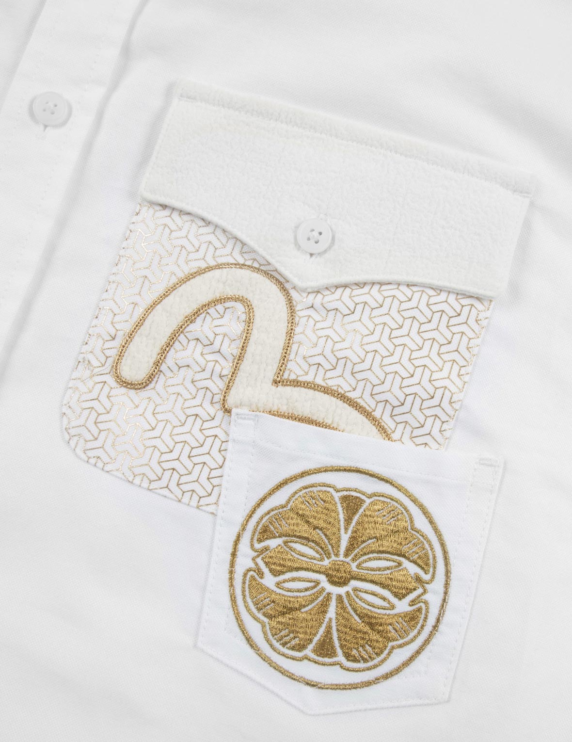 マルチポケットとロゴパッチ刺繍のリラックスフィットシャツ