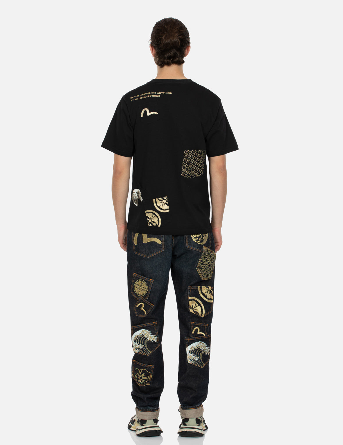 マルチプリントとマルチポケットのレギュラーフィットTシャツ
