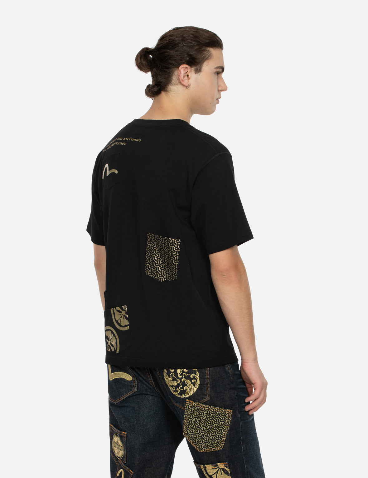 マルチプリントとマルチポケットのレギュラーフィットTシャツ