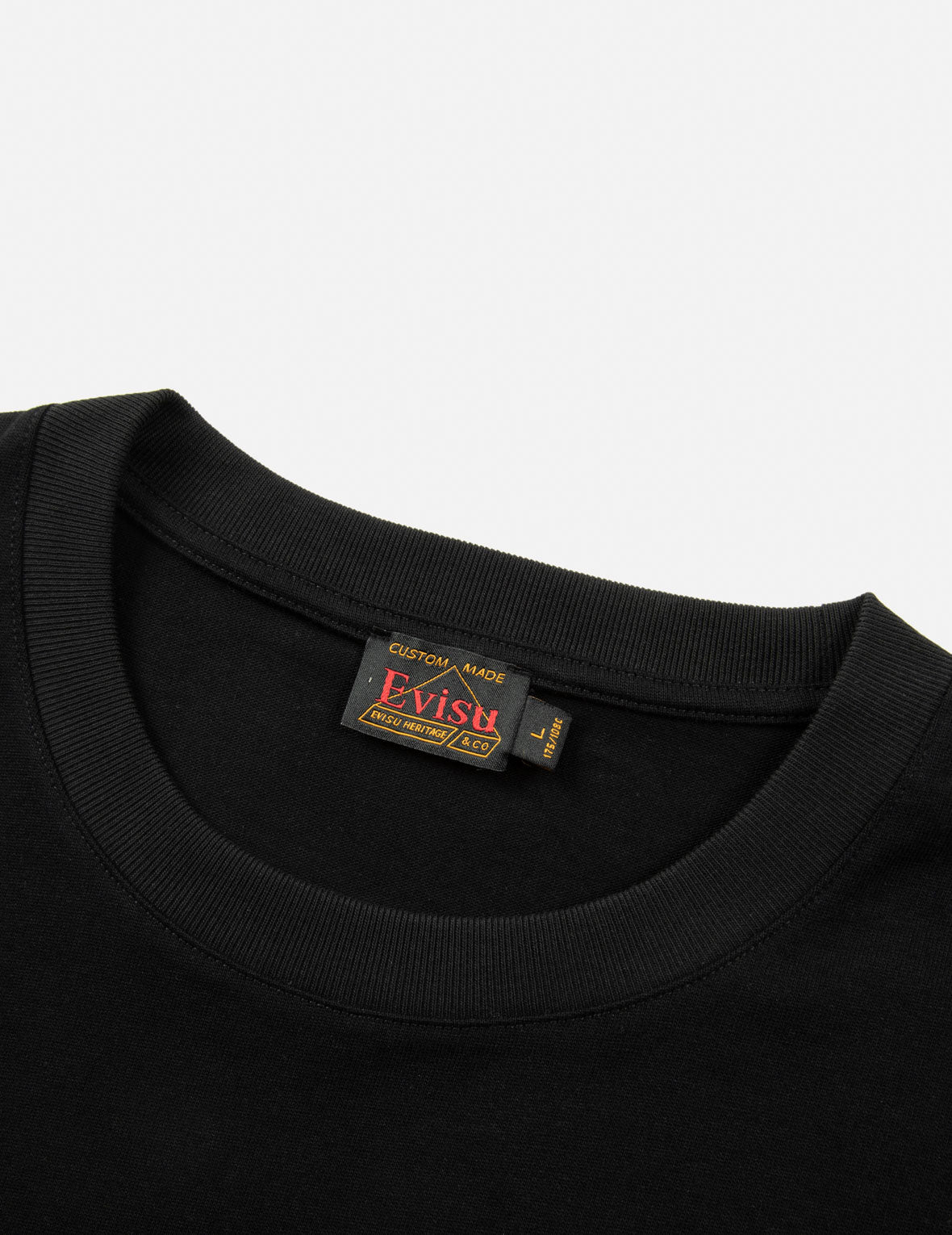 マルチプリントとマルチポケットのレギュラーフィットTシャツ