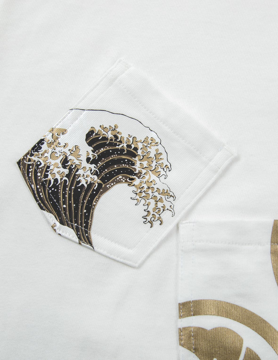 マルチプリントとマルチポケットのレギュラーフィットTシャツ