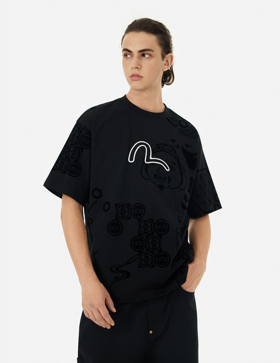 カモメ刺繍とオールオーパーフロッキングパターンリラックスフィットTシャツ